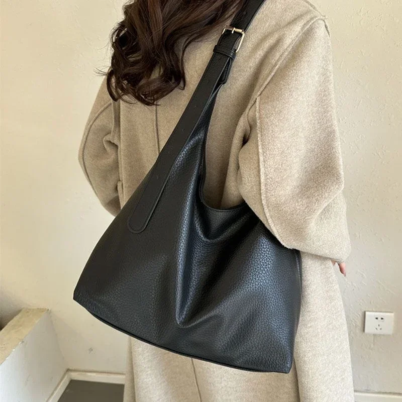 Women Bags Trend 2025 - Bolso de mano de cuero de